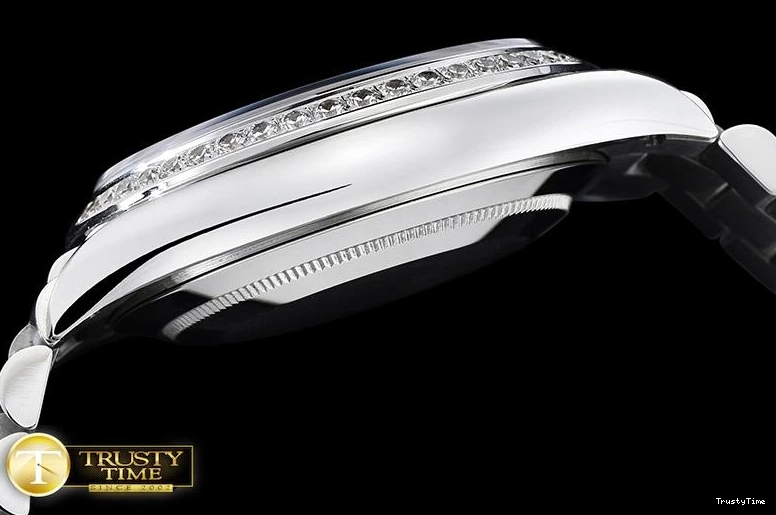 0210 RDD0207F – DayDate Compact 677